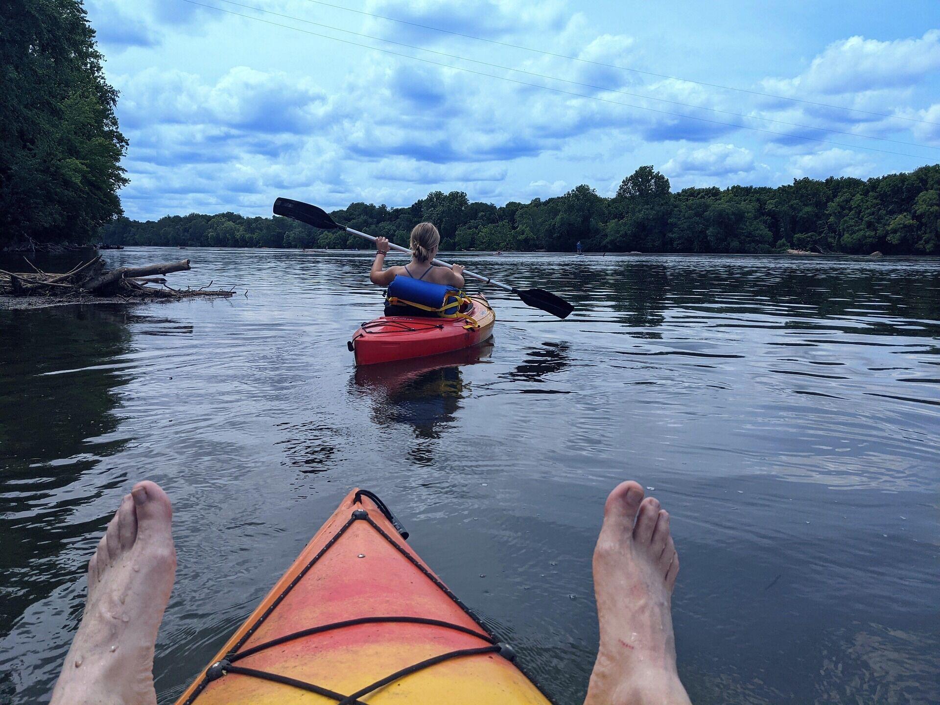 Ką pasiimti plaukiant baidarėmis? Pilnas sąrašas pradedantiems